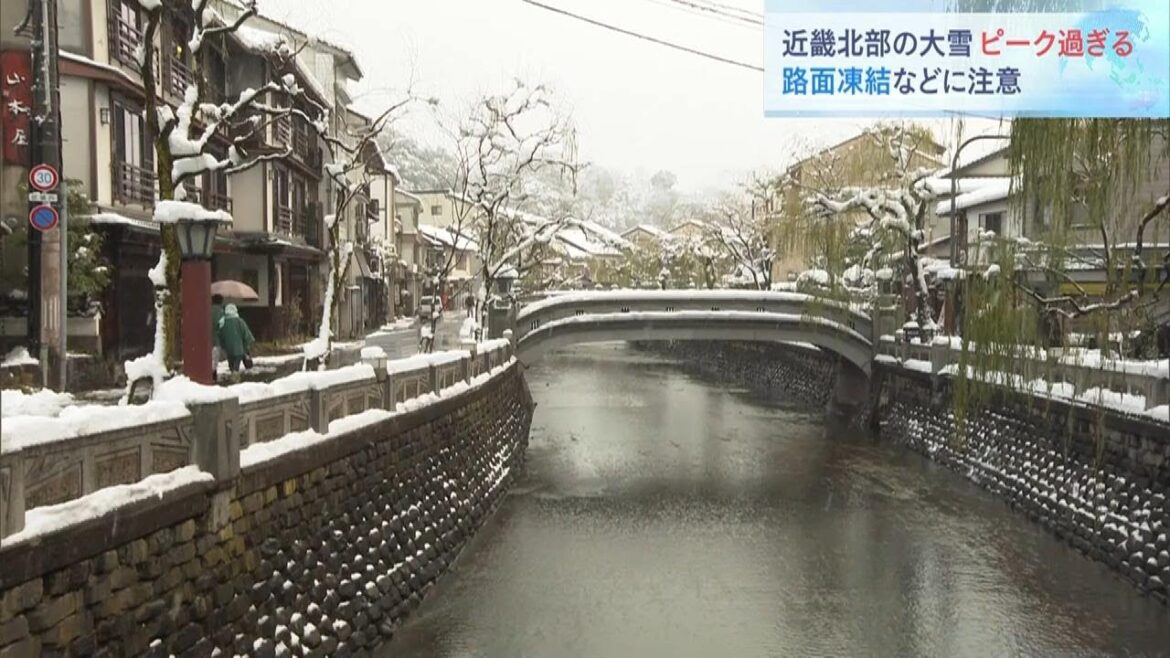 城崎温泉　雪が降る中で観光を楽しむ人たちの姿「川沿いの景色もすごくきれい」（2023年12月23日）